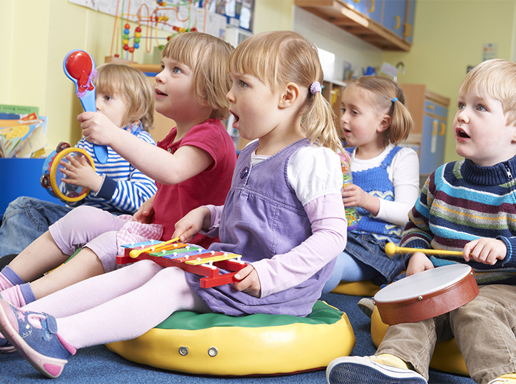 class of small children playing instruments 